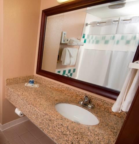 Отель AmericInn Hotel and Suites Sarasota