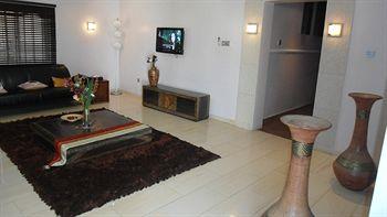 Отель Thornberry Pearl Manor Suites