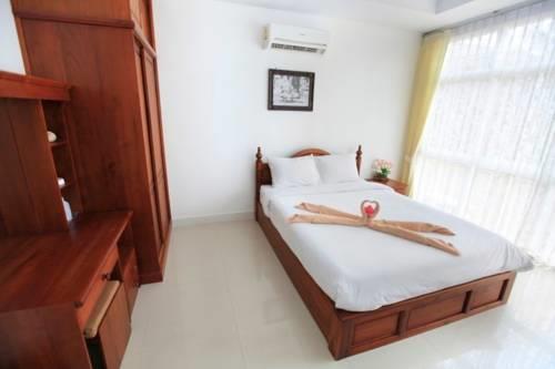 Phromcharoen Hotel