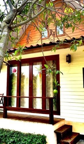 Отель Baan Thai Damnoen Canal House