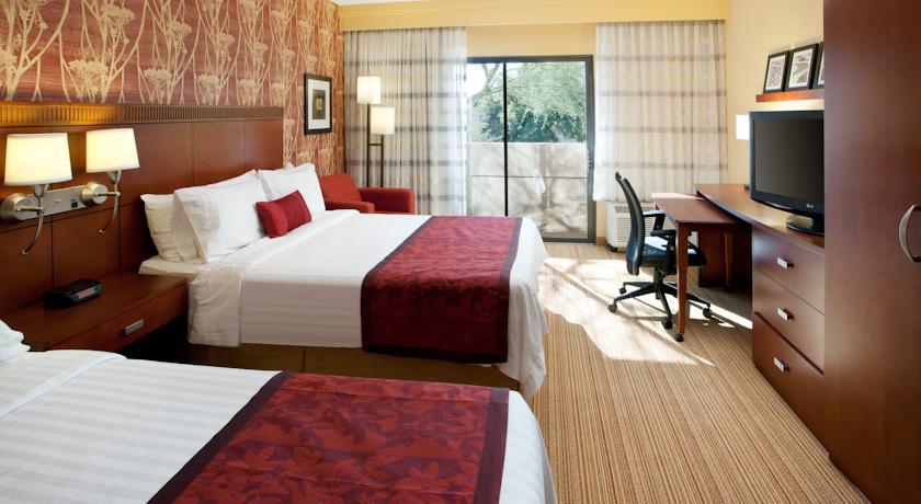 Отель Courtyard Phoenix Camelback