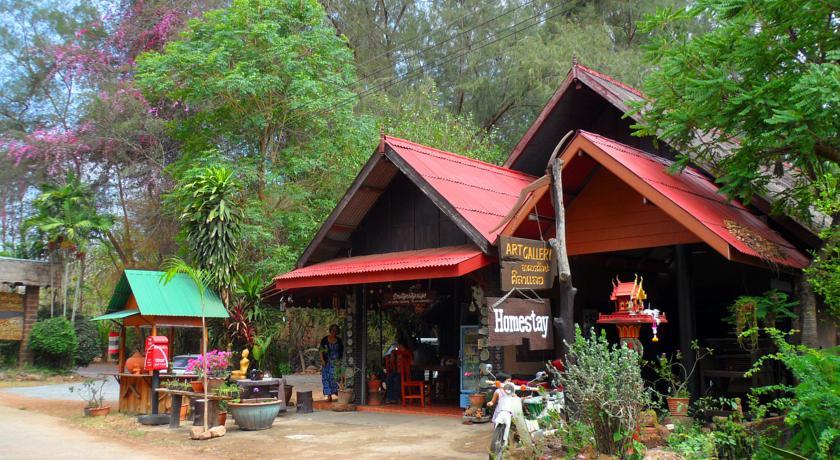 Отель Baan Silapa Silalang HomeStay & Art Gallery