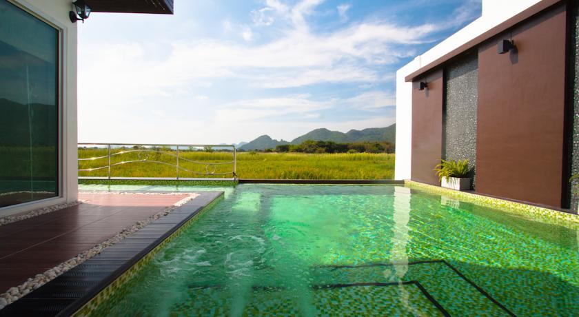 Отель The Vista Pool Villa