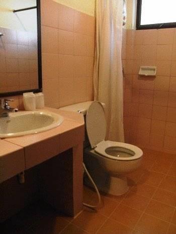 Отель Baan Klang Aow Beach Resort