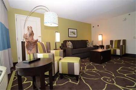 Отель DoubleTree by Hilton Charlotte Gateway Village