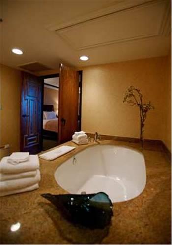 Отель DoubleTree by Hilton Seattle Airport