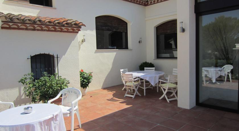Отель Restaurante y Apartamentos Can Mora