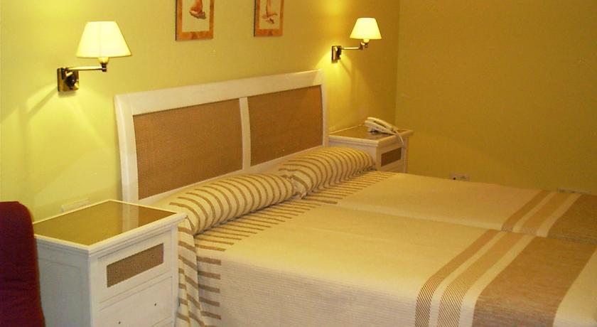 Отель Hotel El Roble