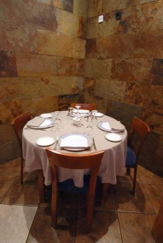 Отель Hotel Yerri