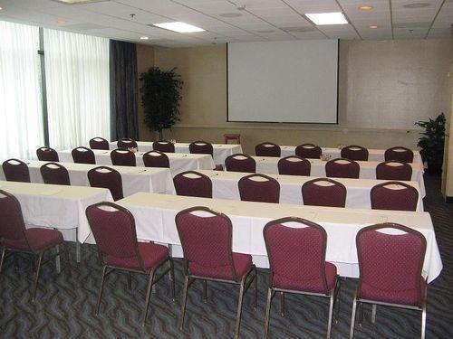 Отель Holiday Inn Express St. Louis Airport - Riverport