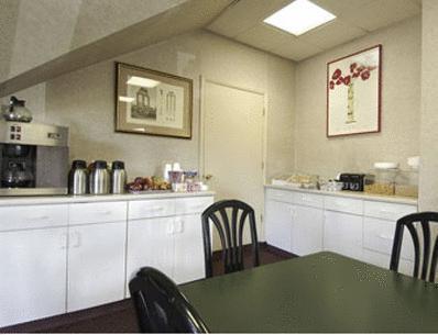 Отель Howard Johnson Express Inn-New Brunswick
