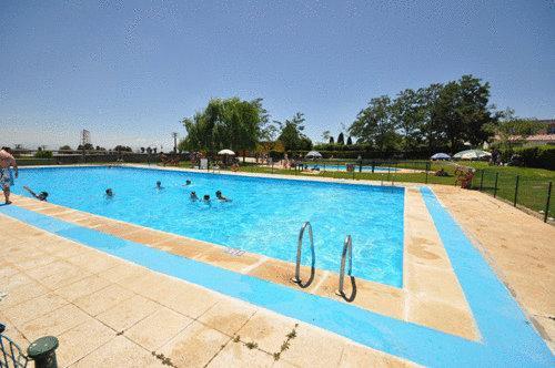 Отель Hotel Cuatro Calzadas