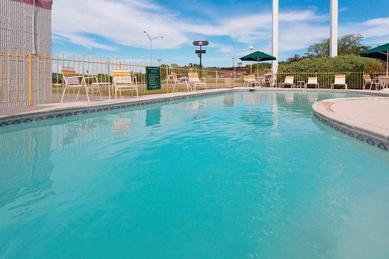 Отель La Quinta Inn & Suites Meridian
