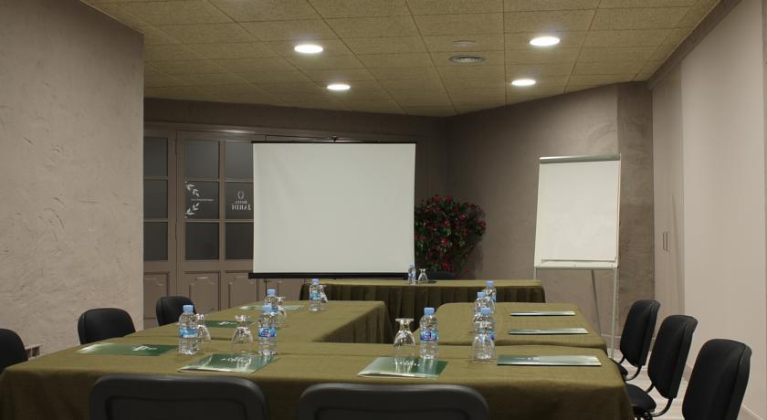 Отель Hotel Jardí Suites-Apartaments