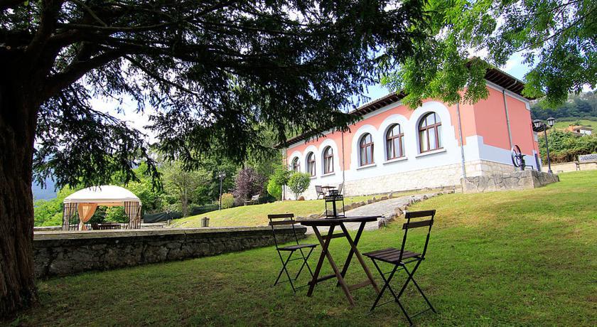 Апартаменты Apartamentos Rurales " Les Escueles de Collía"