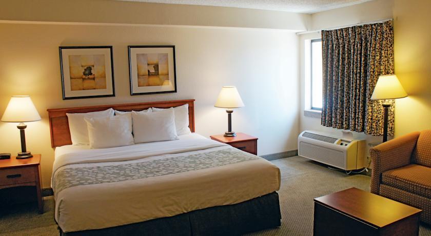 Отель La Quinta Inn & Suites Albuquerque Journal Ctr NW
