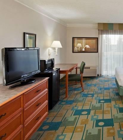 Отель La Quinta Inn & Suites Redding