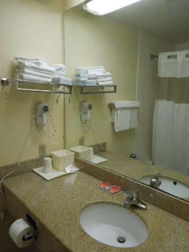Отель Econo Lodge Buffalo Airport