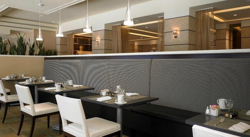 Отель Sheraton Universal Hotel