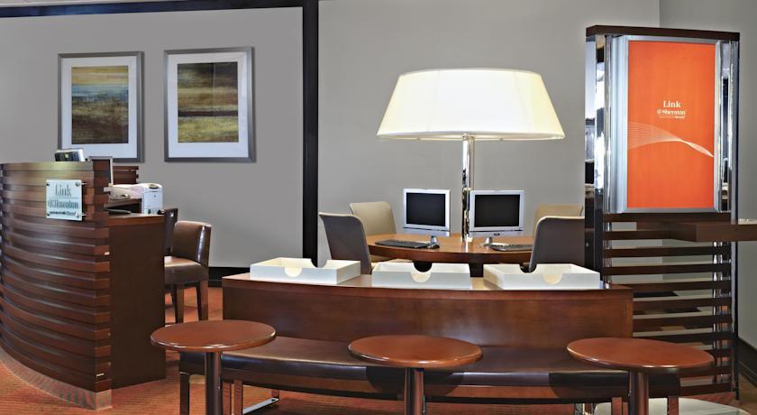 Отель Sheraton Vancouver Guildford Hotel