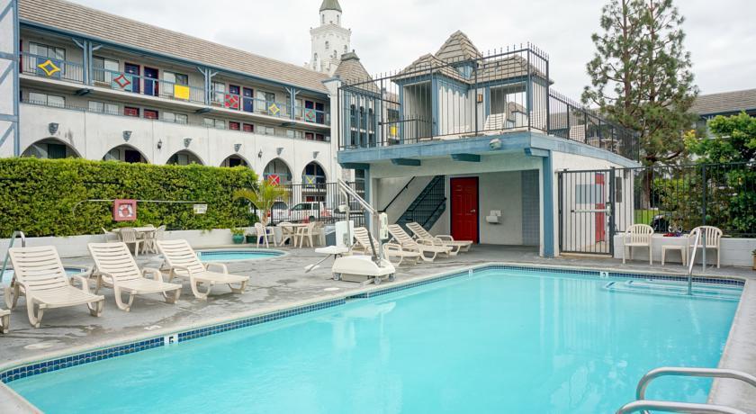Отель Castle Inn and Suites Anaheim