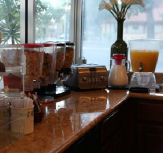 Отель Caravelle Inn & Suites