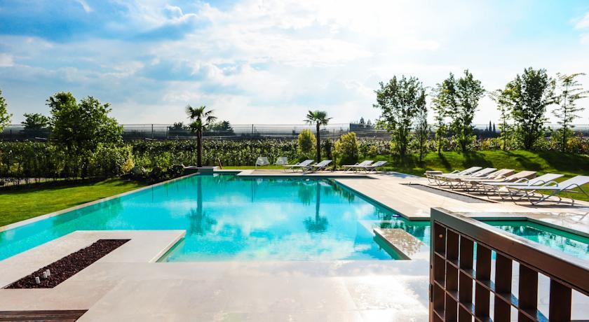 Отель Belvivere Suites