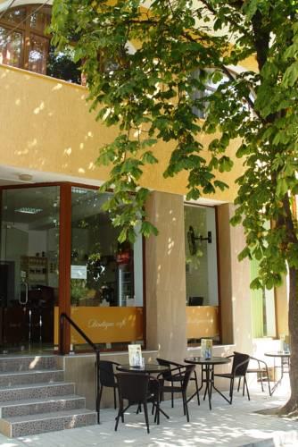 Отель Crossroads Apartments