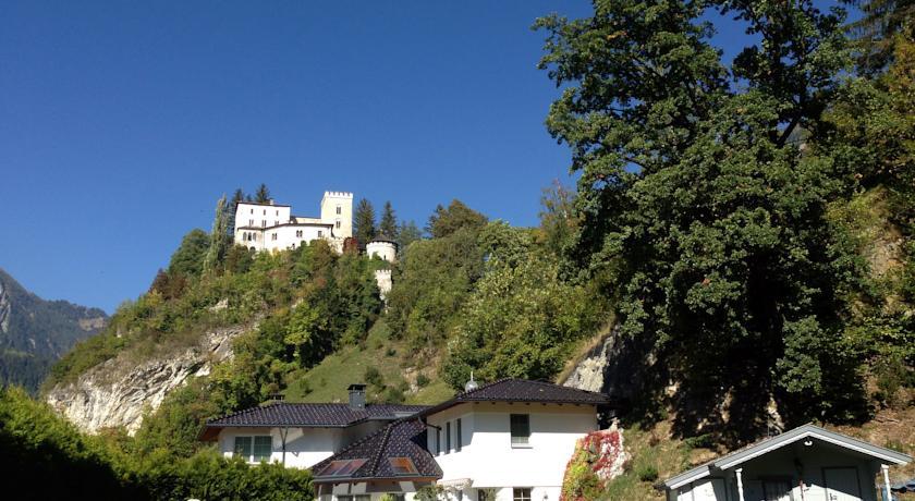 Апартаменты Ferienwohnung Schloss-Weißenstein-Straße