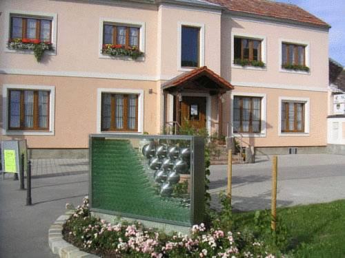Отель Schlossheuriger