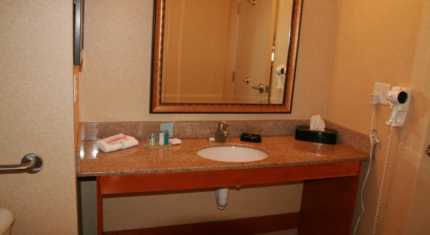 Отель Hampton Inn & Suites by Hilton Kitchener