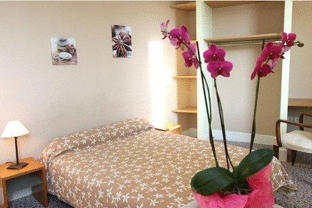 Отель Logis Hotel Le Clos Des Oliviers