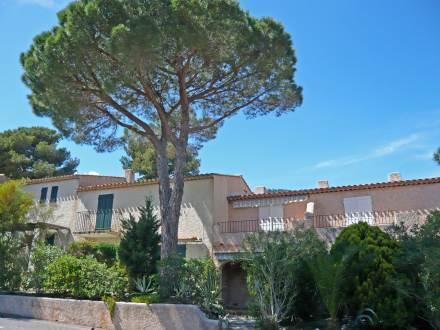 Апартаменты Holiday Home Hauts de Bonporteau II Cavalaire sur Mer