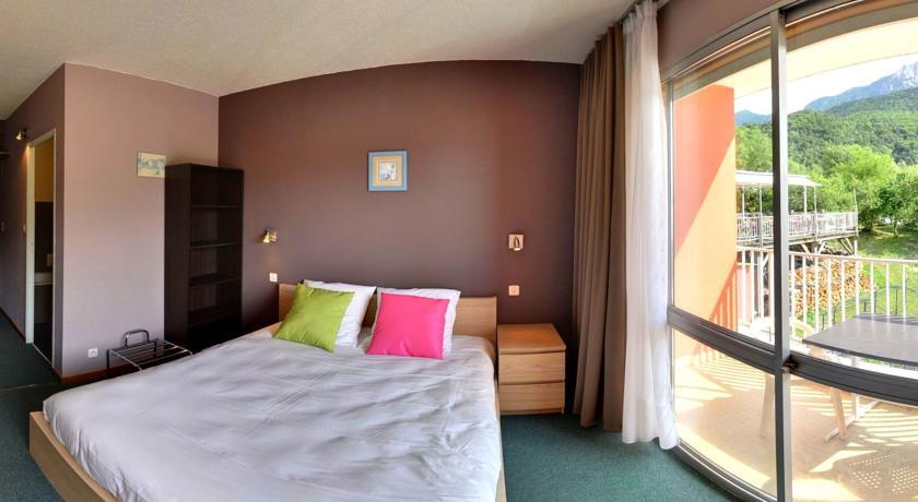 Отель Hôtel Les Flots Bleus