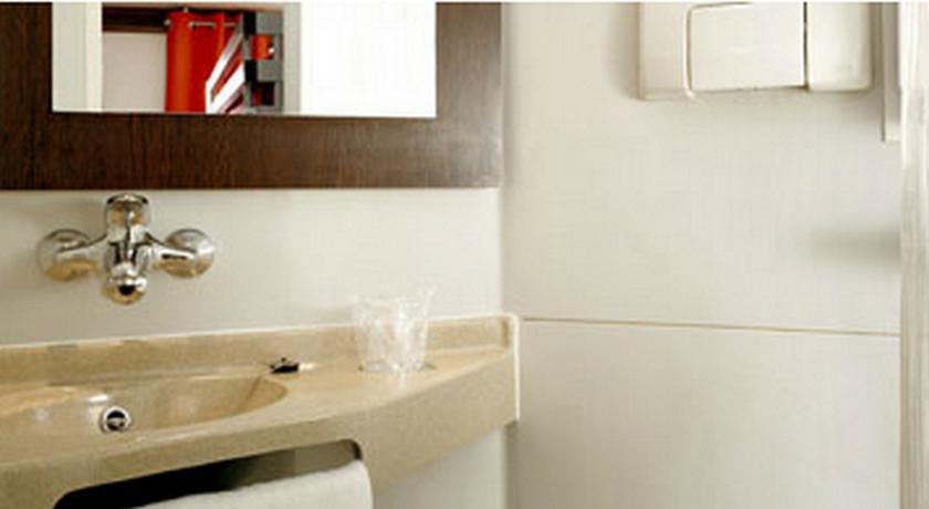 Отель Premiere Classe Montereau Esmans