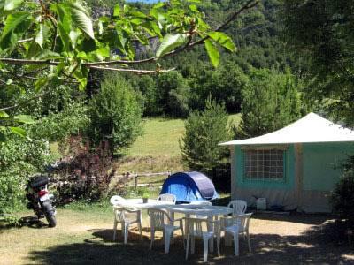 Отель Bungalow Toile au Camping-Gites le Prieuré