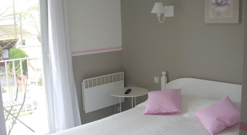 Отель Hotel Les Vieux Acacias