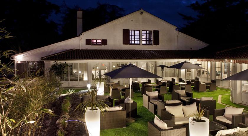 Отель Hôtel Les Prateaux