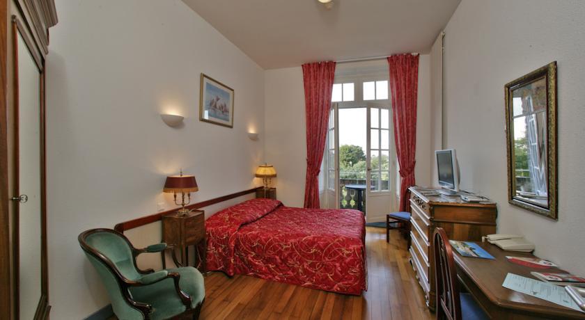 Отель QUALYS-HOTEL Le Château Du Pelavé