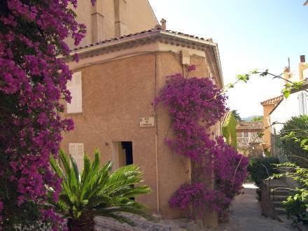 Апартаменты Holiday Home L'Ormeau Bormes Les Mimosas