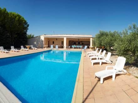 Апартаменты Holiday Home Maison Laugier Cucuron