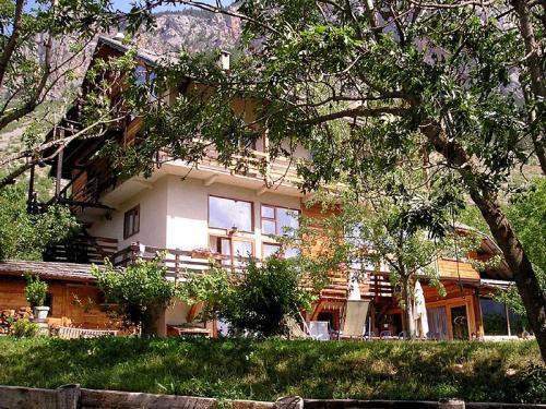 Отель Hotel Les 5 Saisons