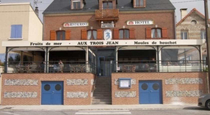 Отель Aux Trois Jean