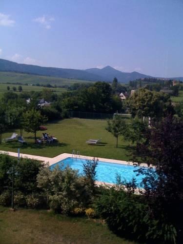 Отель Kanzel Suites Residences