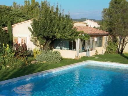 Отель Holiday Home Chemin De Landra Pernes les Fontaines