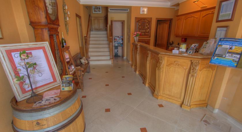 Отель Aux Armes De Champagne