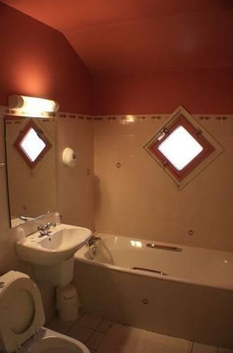 Отель Hôtel Les Vignes Rouges