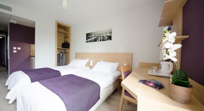 Отель Comfort Suites Lyon Est Eurexpo