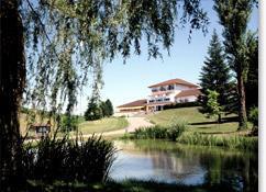 Отель Hôtel Restaurant Le Domaine Du Revermont