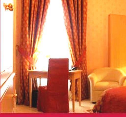 Отель Hostellerie Domaine de Montgivroux